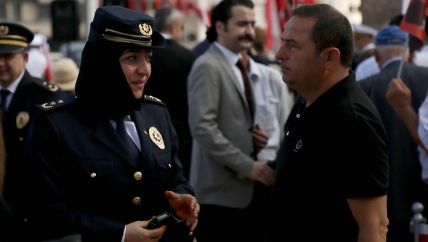 Türkiye’de kadın polisler başörtüsü kullanmaya başladı.