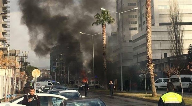 Son Dakika: İzmir’de Patlama, Polisler Ve Teröristler Çatışıyor