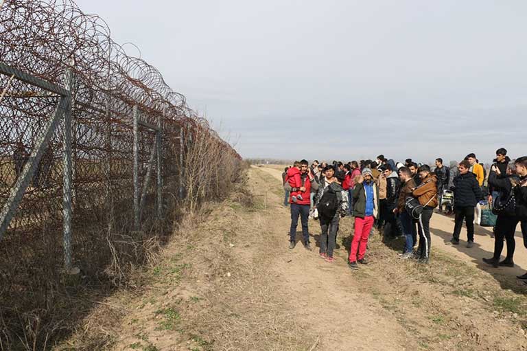 Mülteciler sınırı geçmek için harekete geçti