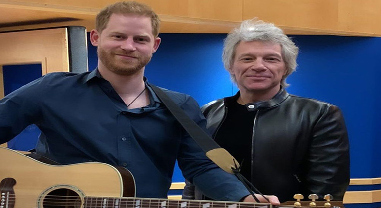 Son resmi görevleri için Britanya’ya giden Prens Harry, Bon Jovi ile düet yaptı
