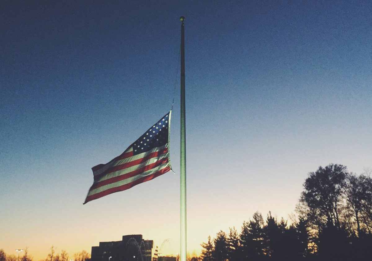 ABD’de Yarım Milyonu Aşan Covid-19’dan Hayatlarını Kaybedenler İçin Bayraklar Yarıya İndi