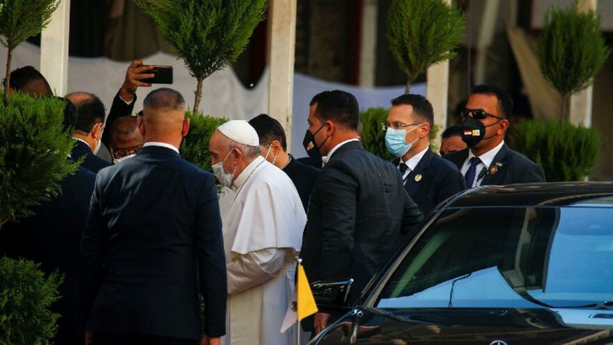 Tarihi Ziyaretin İkinci Gününde Büyük Buluşma: Papa, Şii Dini Lider Ali Sistani’yle Evinde Bir Araya Geldi
