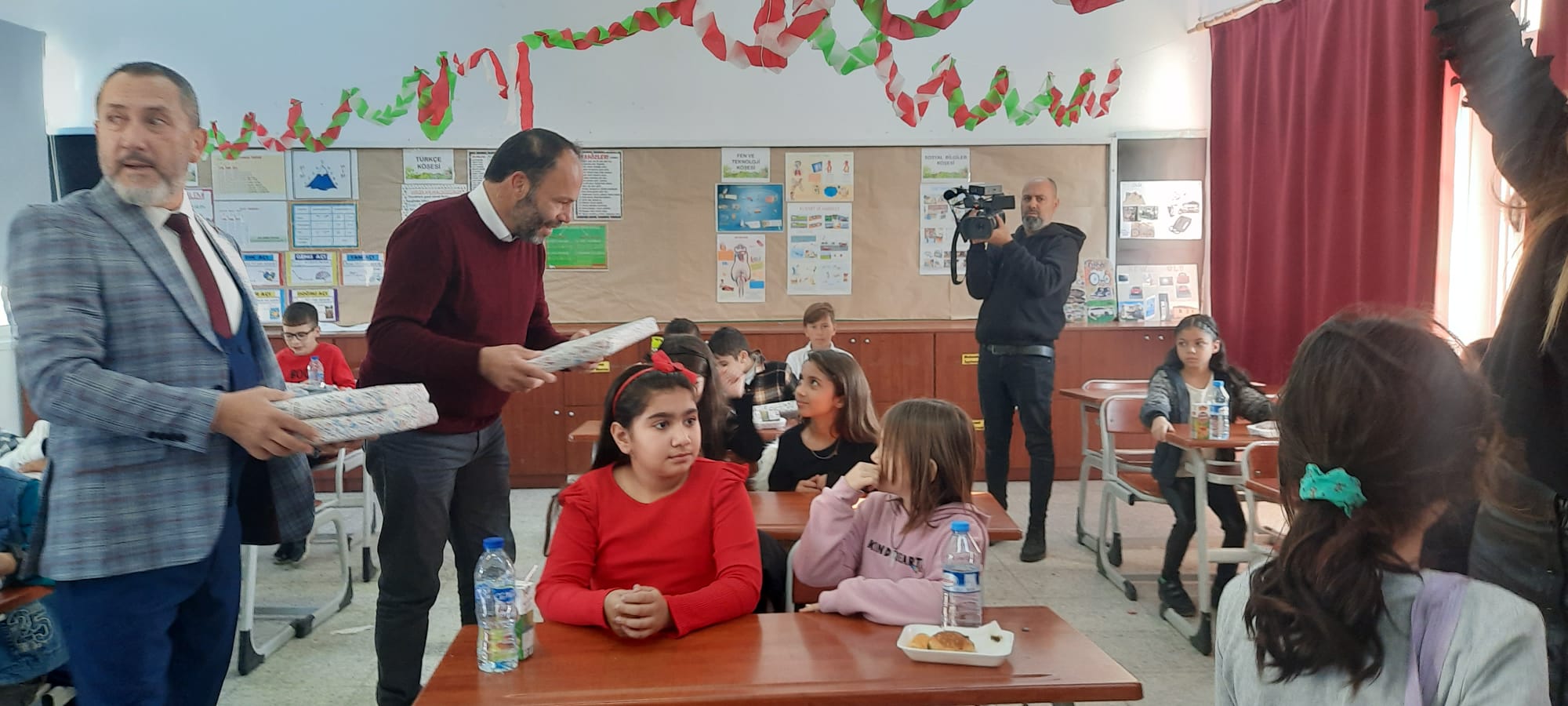 İskele Belediye Başkanı Sadıkoğlu çocuklara yeni yıl hediyelerini dağıttı