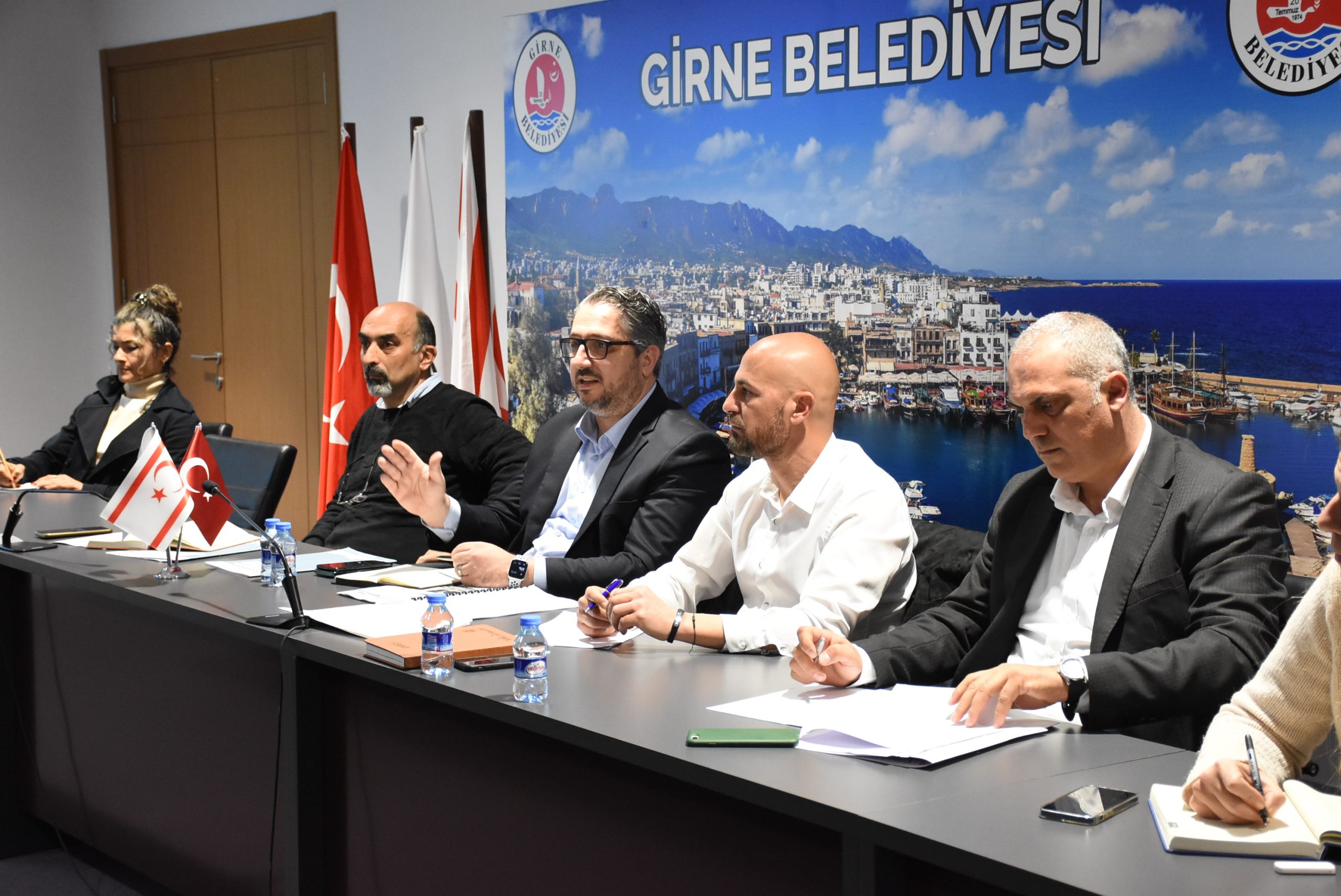 Girne Belediyesi Antik Liman konusunda sorun ve çözüm önerilerinin tartışıldığı esnaf toplantısı düzenledi