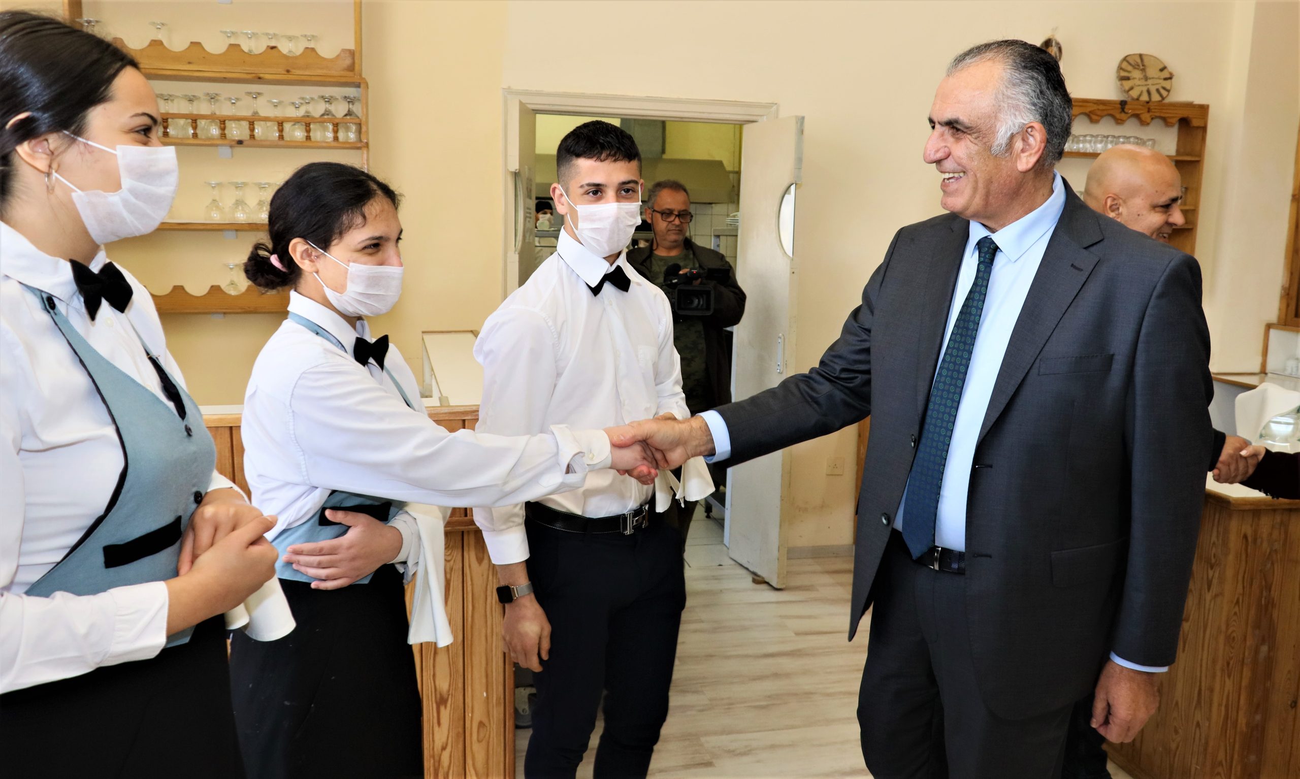 Bakan Çavuşoğlu, Haydarpaşa Ticaret Lisesi’ni ziyaret etti