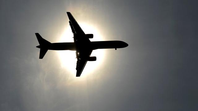 Polonya’dan havalanarak bomba alarmı nedeniyle Atina’ya inen uçakta şüpheli duruma rastlanmadı