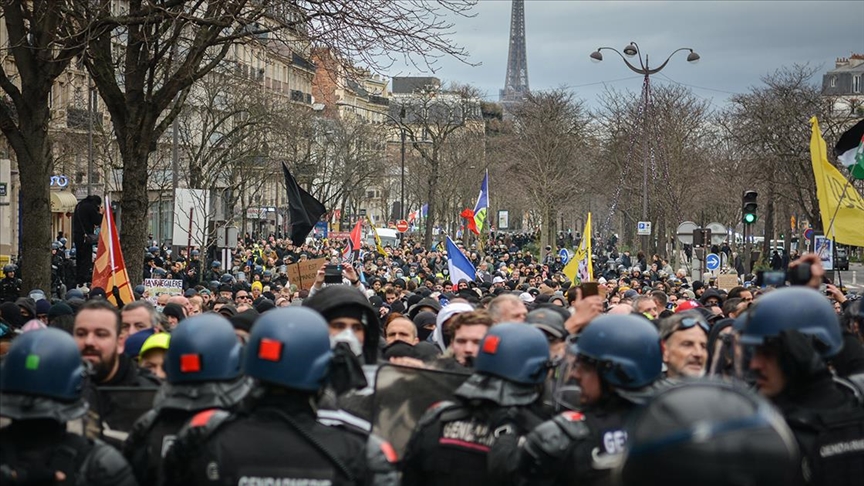 Paris’te sarı yelekliler hükümetin emeklilik reformuna karşı gösteri düzenledi